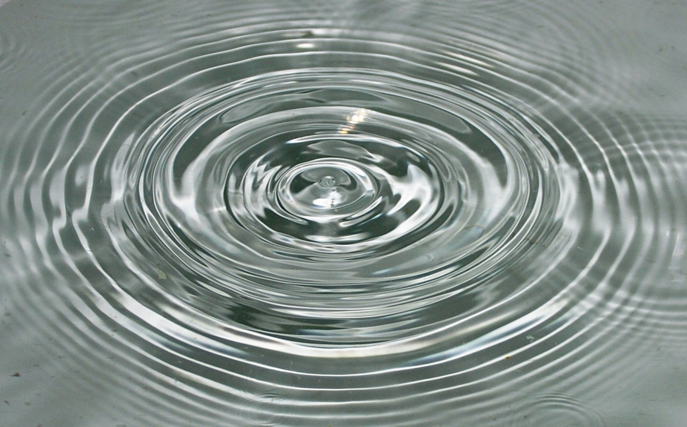 Круги на воде оригинал. Круги на воде. Волны на воде от камня. Концентрические круги на воде. Поверхность воды круги.